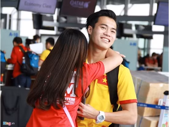 Còn với Văn Toàn, việc bị các fan nữ ôm là điều quá quen thuộc bởi ở Hoàng Anh Gia Lai, lực lượng fan nữ rất hùng hậu và sẵn sàng trao đi chiếc ôm đến các thần tượng. Ảnh: Zing.vn