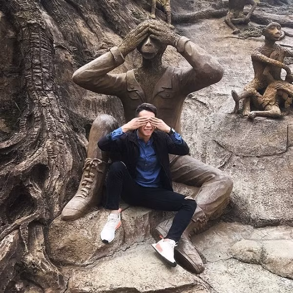 Đơn cử như bình luận của nickname Hamin: "Hồi xưa người ta nhắn tin làm quen thì không reply, giờ người ta nổi tiếng thì làm quá, đào bới lại. Để yên cho người ta làm ăn. Hồi 2012 thì lúc đó 16 tuổi, nhắn tin làm quen thôi. Thời đó Duy còn trẻ trâu nhé, bây giờ muốn quen được Duy còn khó nhé!"