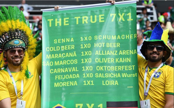 Hai người đàn ông cầm băng rôn phân tích rõ ràng về tỉ số 7-1 của cuộc đụng độ tại World Cup 2014. Nhưng khi ĐT Đức sớm "xách vali về nước" tại World Cup năm nay đã khiến NHM Selecao được trận cười hả hê và dần quên đi thất bại của đội nhà tại kỳ World Cup trước.