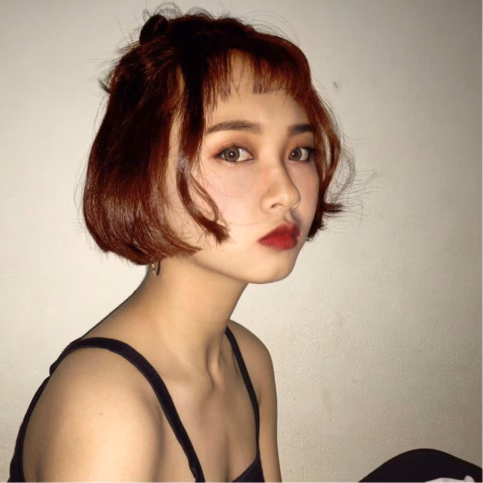 Yến Nhi nhận được được nhiều sự chú ý không chỉ bởi nhan sắc mà còn bằng tính cách thân thiện, không hề tỏ ra "sang chảnh" hay xa cách với bạn bè.