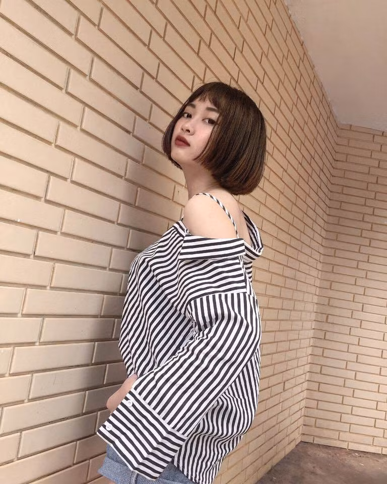 Trên trang Facebook cá nhân, 10X Gia Lai này có hơn 30.000 người theo dõi và mỗi một bức ảnh mà cô bạn đăng tải đều thu về hàng nghìn lượt thích từ phía cộng đồng mạng.