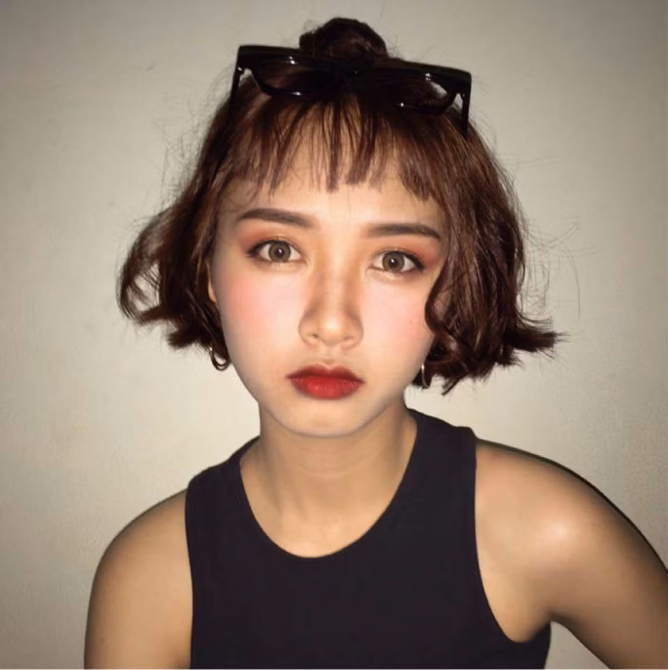 Sở hữu khuôn mặt trái xoan, làn da trắng, sống mũi cao cùng khuôn miệng nhỏ, Yến Nhi được nhiều người nhận xét giống nữ diễn viên Angela Phương Trinh. Tuy nhiên, nữ sinh 10X Gia Lai này luôn muốn rằng "mình là chính mình" và chẳng muốn được ví von, so sánh với bất cứ ai.