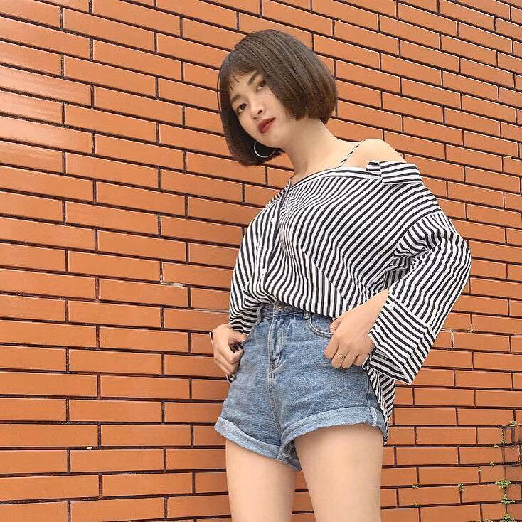 Với gương mặt sắc sảo cùng mái tóc ngắn cá tính và guu thời trang hiện đại... Yến Nhi luôn nổi bật mỗi khi xuất hiện trước ống kính cũng như khi xuống phố.