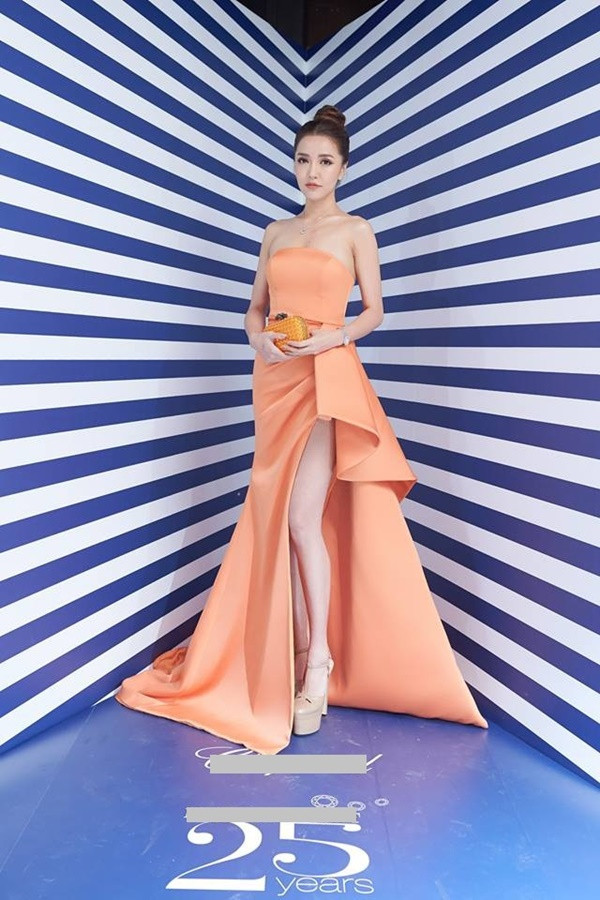 Chẳng cần vòng 1 nóng bỏng, nhưng trong những bức ảnh mới của mình Bích Phương vẫn khiến đấng mày râu tan chảy bởi thần thái sang chảnh, quyến rũ.