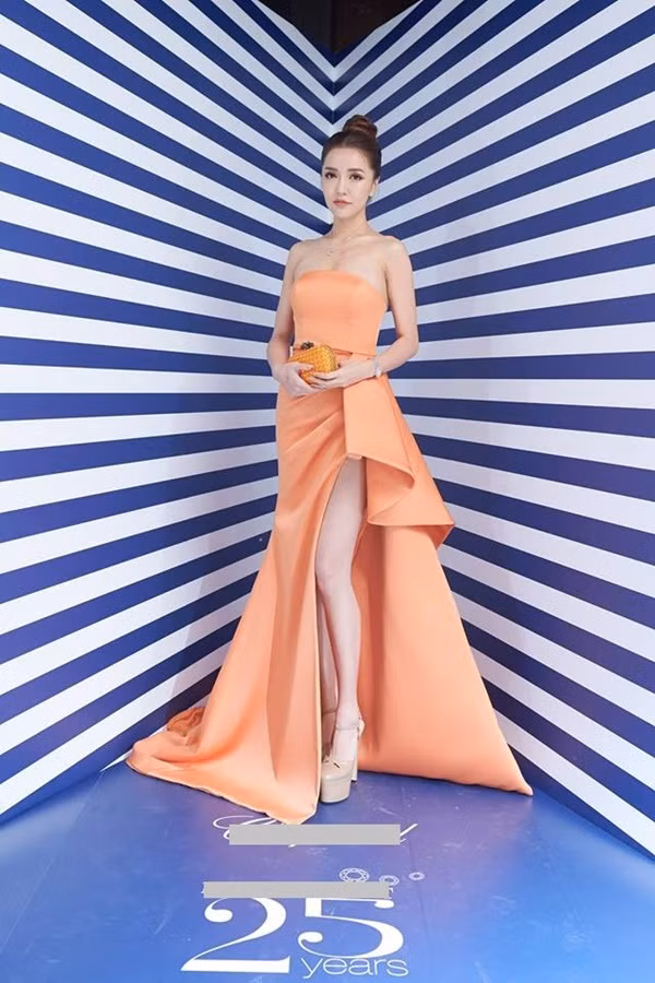 Chẳng cần vòng 1 nóng bỏng, nhưng trong những bức ảnh mới của mình Bích Phương vẫn khiến đấng mày râu tan chảy bởi thần thái sang chảnh, quyến rũ.