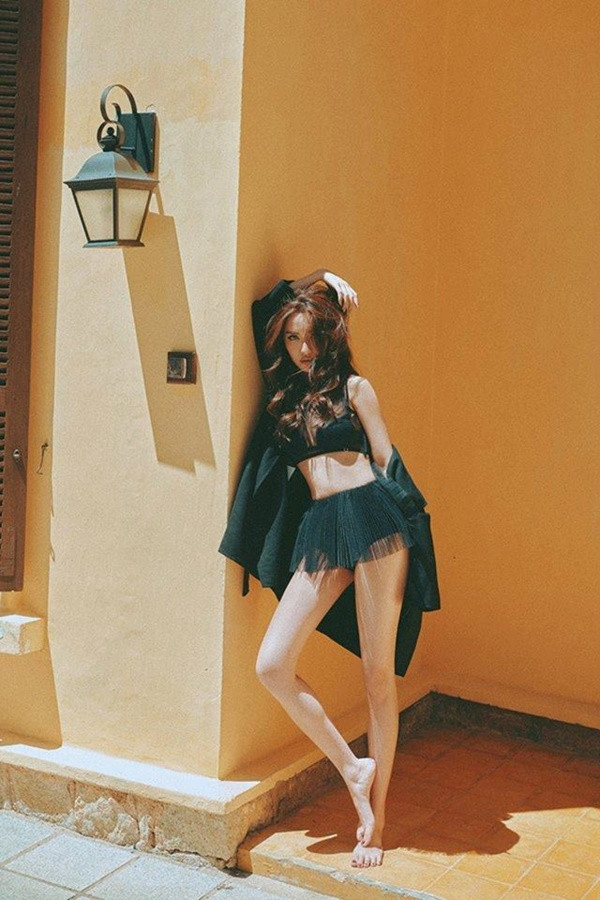 Nickname Minh Khuê chia sẻ rằng: "Rũ bỏ hình tượng "gái ngoan showbiz", Bích Phương đã đốt mắt người hâm mộ trong bộ ảnh quyến rũ khó cưỡng. Dù không phải fan của nữ ca sĩ 8X này những thực sự mình phải dành những lời khen cho sự mạnh dạn thay đổi này".