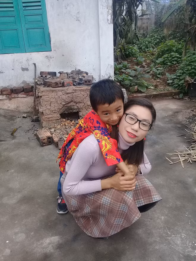 Chị hơn em 19 tuổi, nhìn như 2 dì cháu luôn.