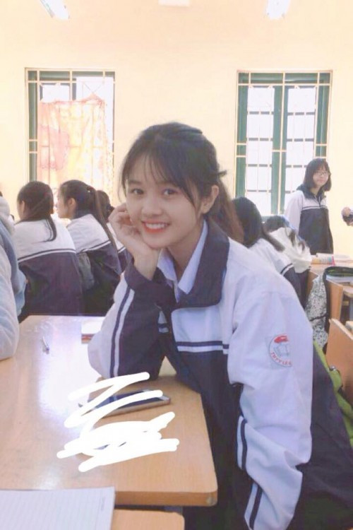 Chỉ xuất hiện vài giây, nhưng nữ sinh Hà Nội này đã chiếm được tình cảm của dân mạng không chỉ bằng nhan sắc xinh đẹp với nước da trắng, cười xinh, tóc dài dịu dàng và nhất là giọng nói siêu yêu gọi ”Anh ơi, Anh ơi…!”