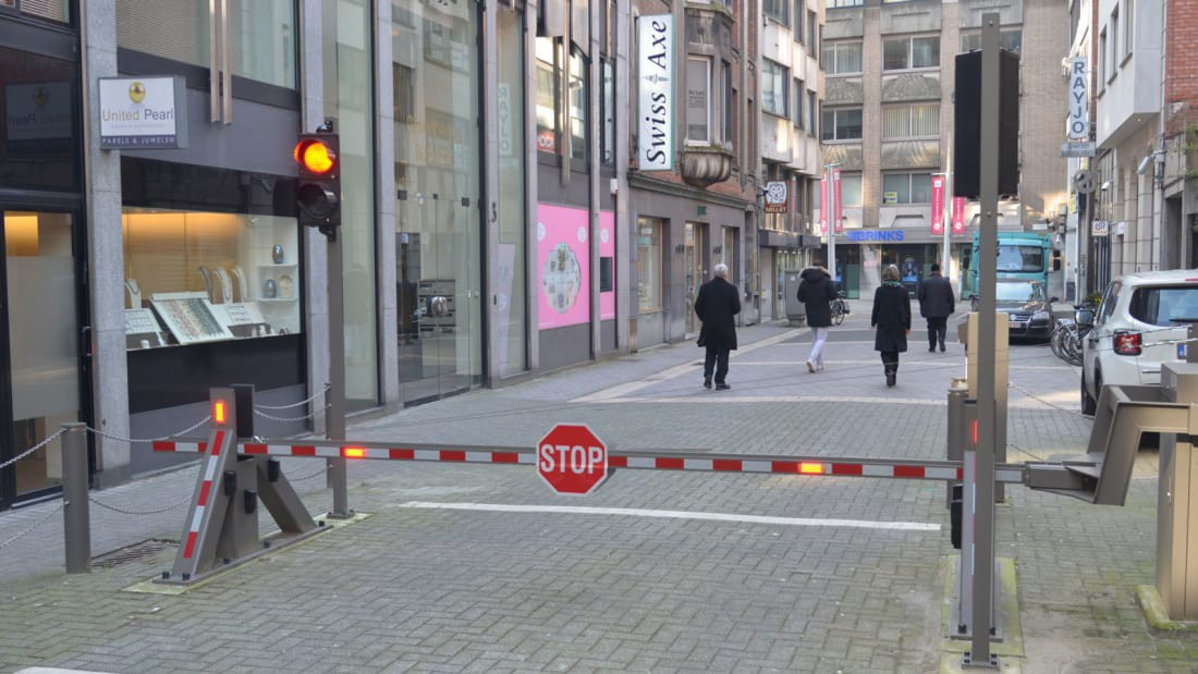 Con phố Hoveniersstraat của quận Square Mile, trung tâm của ngành công nghiệp kim cương của Antwerp, gồm những tòa nhà phong cách từ những năm 1960 và được bảo vệ nghiêm ngặt bởi cảnh sát, lính có vũ trang và hàng chục camera an ninh.