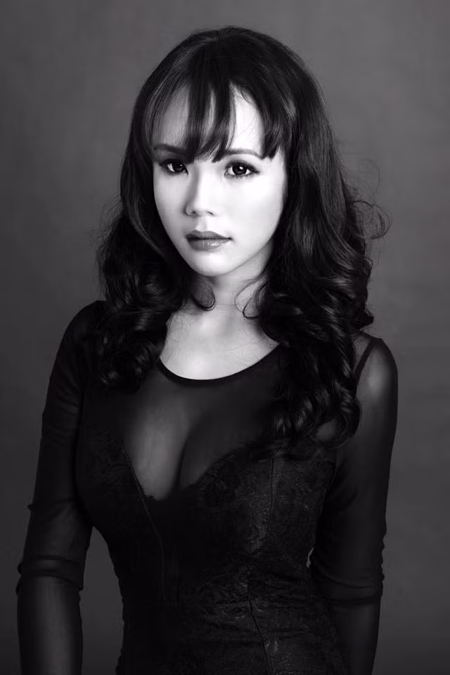 Không chỉ được chú ý bằng giọng hát ấm áp, tình cảm mà My Shushi còn khiến dân mạng phải mải miết ngắm nhìn ngoại hình của cô.. Cô gái này sở hữu làn da trắng, khuôn mặt V-line thời thượng cùng thân hình gợi cảm.