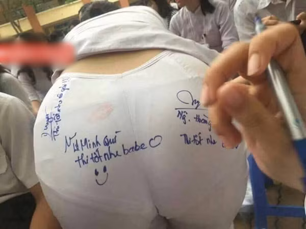 Trước đó những hình ảnh viết lưu bút vào mông của một nữ sinh cũng khiến dân mạng phải dậy sóng.