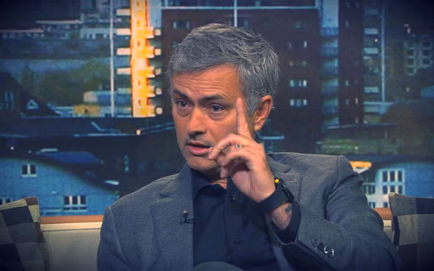 Không chỉ bật các ông chủ mà Mourinho còn không ngán ngẩm gì khi phải đối đầu với giới truyền thông. Vào tháng 1/2014, Mourinho từng bị phạt 25.000 bảng vì tuyên bố rằng có thế lực ngầm muốn chống lại Chelsea. Mà cụ thể đó là nhắm tới lực lượng trọng tài.