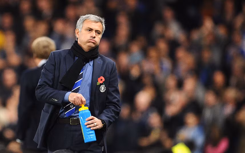 Tháng 10/2014, Chelsea phải rất chật vật mới vượt qua được CLB QPR tại Premier League. Sau trận đấu đó, Mourinho đã nổi đóa với ban quản lý sân khách vì đã bật đèn sân sớm và đó là lý do khiến đội bóng của ông thi đấu khó khăn. Vị HLV của Chelsea nói: "Tôi nghĩ những người chịu trách nhiệm về những bóng đèn trên sân đã ngủ quên và phải mất tới 20 phút để hiểu rằng trời đã tối”.