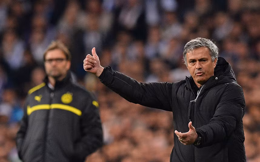 Khi còn dẫn dắt Real Madrid, ông Mourinho đã từng công khai chỉ trích các fan của đội bóng Hoàng gia Tây Ban Nha khi chỉ có 300 fan đến cổ vũ Real Madrid làm khách trên sân của Rayo Vallecano. Ở trong một động thái khác, Mourinho cũng cho rằng ông và các cầu thủ Real Madrid bị fan cô lập trong trận hòa 2-2 với Dortmund trong trận hòa 2-2 tại Champions League 2012.