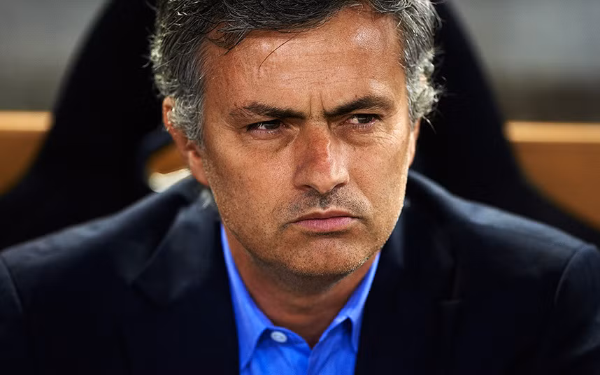 Chính vì cá tính của mình nên Mourinho có rất nhiều người phản đối. Rất nhiều nguồn dư luận tập trung vào Mourinho bất kể ngày hay đêm. Nhưng người đàn ông này vẫn một mực chống lại những luồng dư luận đó để bảo vệ ý kiến của mình.
