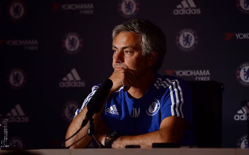 Trong suốt sự nghiệp của mình, Mourinho luôn là người đứng lên để bật lại các ông chủ của mình. HLV người Bồ Đào Nha không chấp nhận sự ép buộc của ban lãnh đạo của CLB trong những quyết định mua cầu thủ hay cách sử dụng các cầu thủ. Điều này được thể hiện khi “người đặc biệt” làm việc tại Chelsea hay tại Real Madrid.