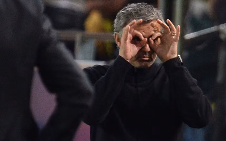 Người chịu đựng sự chỉ trích nhiều nhất của Mourinho cho những trận đấu không tốt đó là các trọng tài. Mourinho nói rằng: "Một sai lầm của các trọng tài có thể phá đi cả mùa giải của chúng tôi và các trọng tài cần phải tôn trọng sự cố gắng trong từng trận đấu của chúng tôi”. Đây là câu chỉ trích trọng tài của Mourinho trong trận thua 3-4 của Real Madrid trước Barcelona vào tháng 1/2012 .