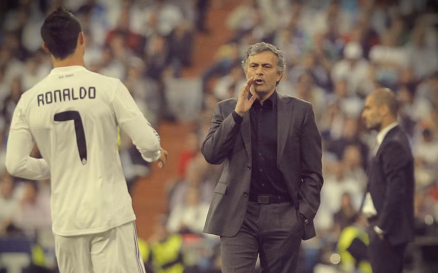 Đầu mùa giải 2010/2011, Real Madrid có khởi đầu chậm chạp tại La Liga và khi đó sân nhà Bernabeu không còn là nơi an toàn cho các cầu thủ Real Madrid mỗi khi thi đấu. Ngay sau những trận đấu bết bát trên sân nhà, Mourinho đã đổ lỗi cho mặt cỏ SVĐ này không đảm bảo chất lượng và yêu cầu ban quản lý sân phải thay mới toàn bộ bề mặt cỏ.