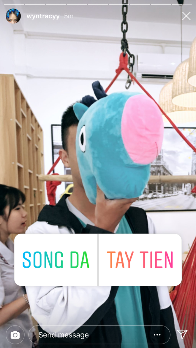 Trên trang cá nhân, Ngọc Quỳnh còn đang băn khoăn thử đoán đề xem Văn sẽ thi vào "Người lái đò sông Đà" hay "Tây Tiến"