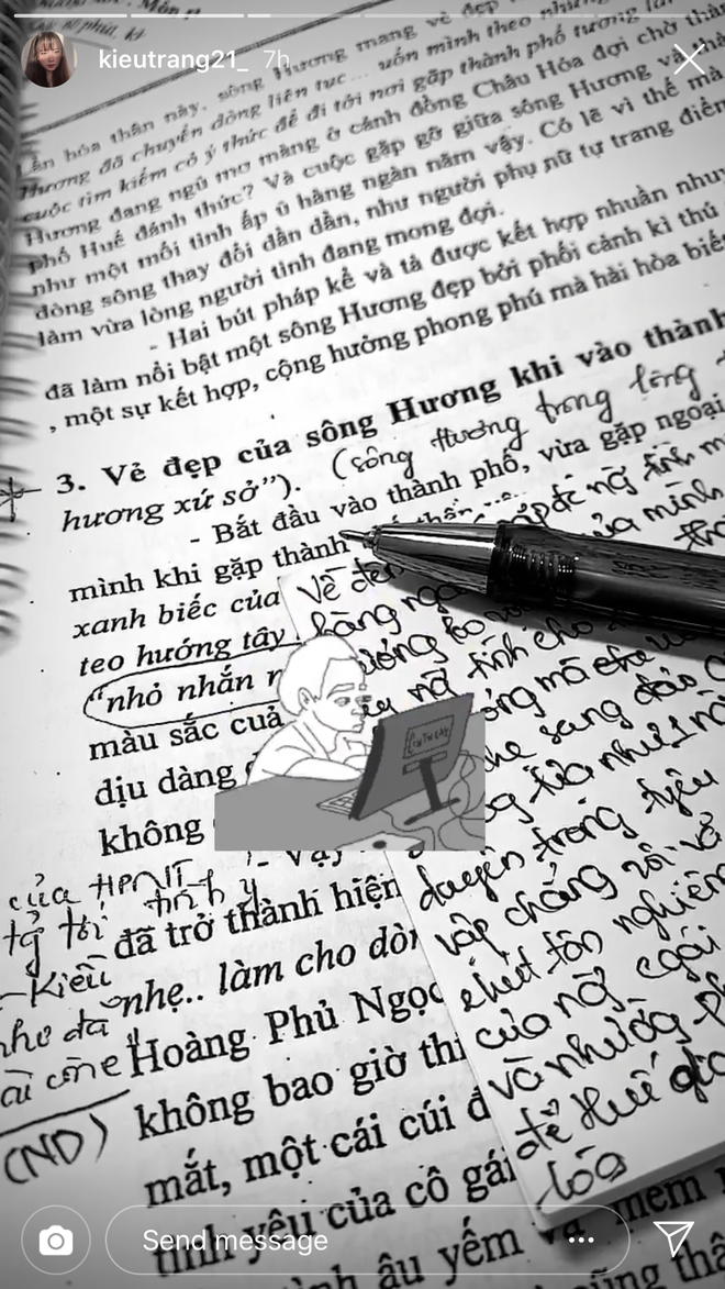 Trái ngược với Ngọc Trân, Kiều Trang - Hot girl trường Nguyễn Du với phiên bản nữ "Phía sau một cô gái" lại đang tranh thủ ôn tập thêm càng nhiều kiến thức càng tốt.