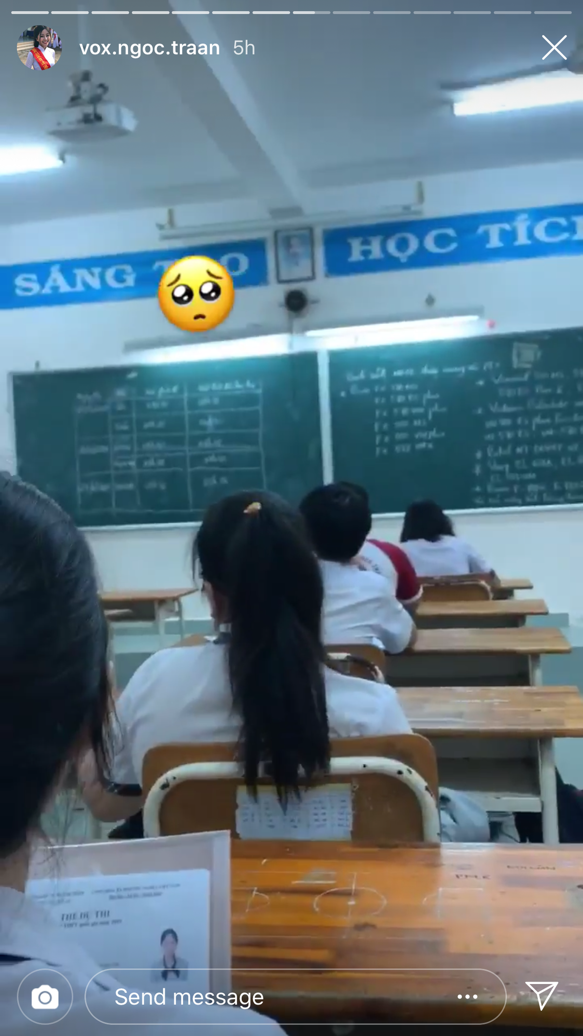 Trong buổi chiều ngày 24/6, Ngọc Trân cũng như các bạn 2k1 đã đến trường thi để nhận phòng chuẩn bị cho buổi thi THPT QG 2019.