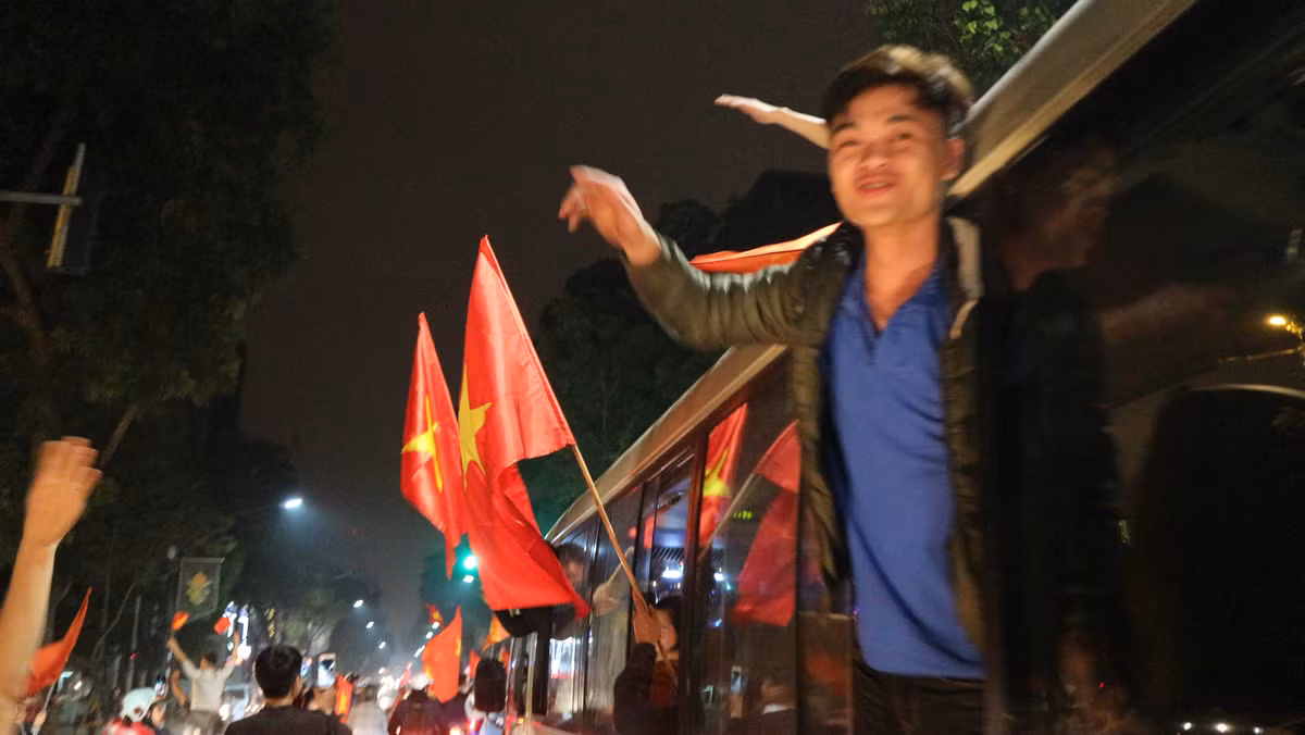 Còn với anh bạn Hoàng Anh (25 tuổi, Hà Nội): "Nhìn dòng người đi ăn mừng mà lòng em sục sôi quá. Tiếc là đang trong ca làm nên không thể bỏ vị trí được. Nhưng thôi cố làm nốt rồi chút về ăn mừng sau cũng được. Chưa muộn mà anh".