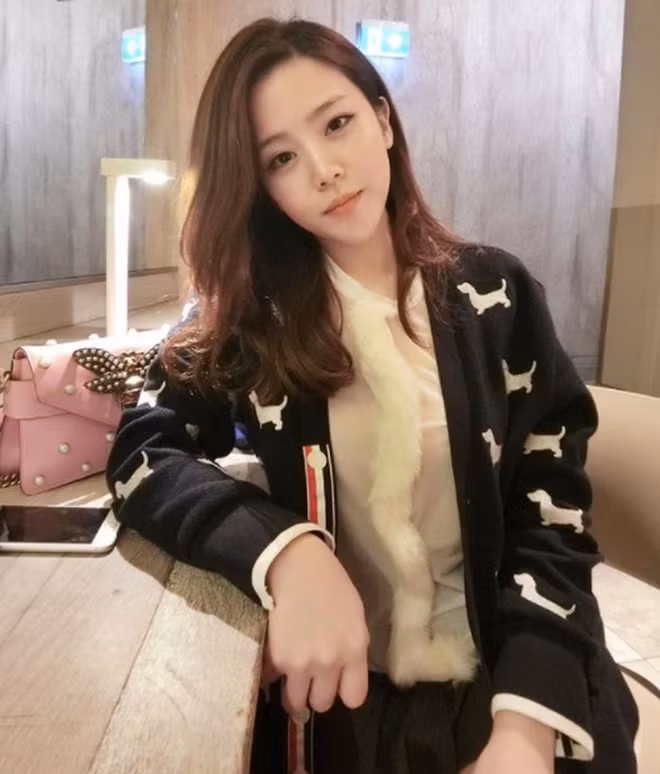 Trong tất cả những khoảnh khắc đăng tải lên MXH, người ta chưa từng thấy Thoại Liên chụp ảnh cùng chàng trai nào. Chính vì vậy nên rất nhiều người tin rằng cô gái này hiện vẫn còn đang trong tình trạng độc thân vui tính.