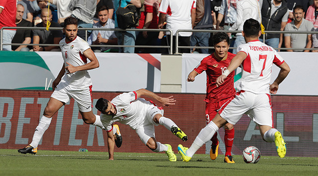 Chien dau qua cam, doi tuyen VIet Nam ghi ten vao vong tu ket Asian Cup 2019