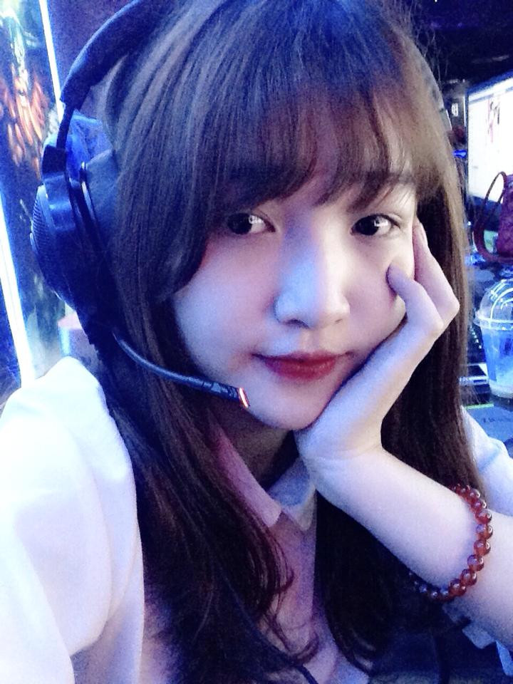 Xuka tên thật là Huỳnh Nhật Hoa, sinh năm 1996, từng theo học Học viện Tài chính (Hà Nội). Nhật Hoa cũng là một hot girl của game Liên Minh Huyền Thoại