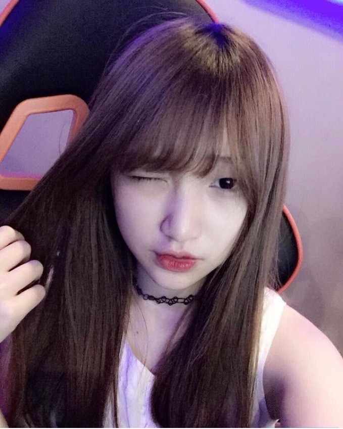 Với ngoại hình xinh đẹp, Nhật Hoa đang sở hữu lượng fans đông đảo với gần cả triệu người theo dõi, không thua kém bất cứ ngôi sao nào.