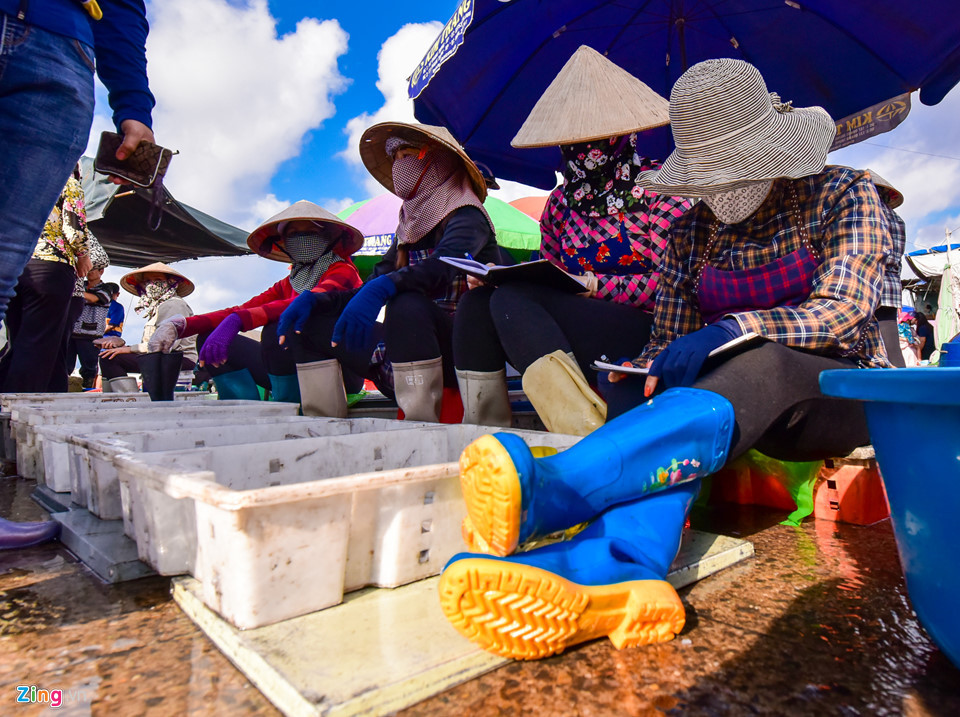 Chỉ 8 giờ sáng, chợ đã vãn. Các tiểu thương ngồi tính toán lại lượng hàng và lỗ lãi. 3 giờ sáng hôm sau, họ lại quay lại đây để bắt đầu một ngày làm việc mới.