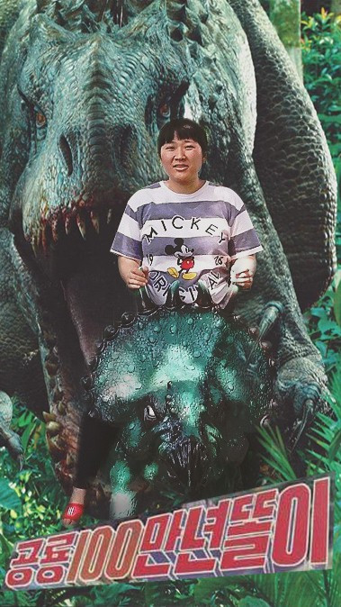 Cười ngặt nghẽo khi dân mạng sửa ảnh giúp cô gái trên thì biến cô trở thành nhân vật đua khủng long.