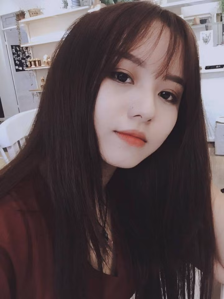 Hồ Hạ sở hữu gương mặt ưa nhìn, bầu bĩnh, bên cạnh đó là làn da trắng càng làm tôn lên vẻ dễ thương của cô gái học IT đa phần được nam giới lựa chọn.