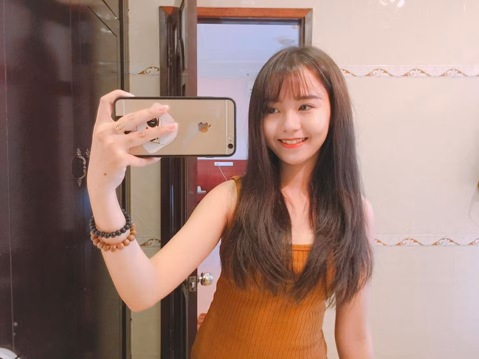 Ngoài việc học, nữ sinh khoa IT xinh đẹp Hồ Hạ còn rất thích du lịch và cô luôn để lại những bức ảnh khiến người khác phải hút hồn khi đặt chân tới.