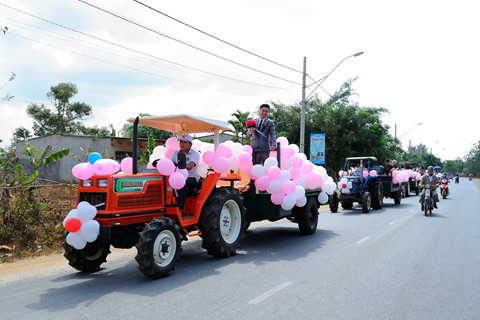 Trước đó tại Tây Nguyên và một số huyện miền núi tại Nghệ An, nhiều gia đình đã sử dụng máy cày thay cho các ô tô để phục vụ những dịp lễ quan trọng như ăn hỏi, rước dâu.