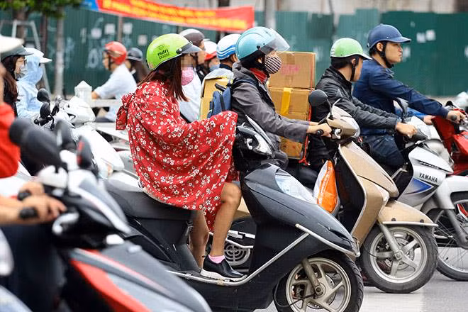 Những ngày vừa qua, miền Bắc đặc biệt là Hà Nội đã đón đợt không khí lạnh đầu tiên. Nhiệt độ đã có lúc xuống còn 17 độ C và rất nhiều người đã phải khoác áo ấm ra đường.