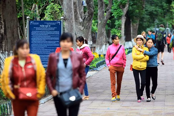 Dù tản bộ nhưng người dân Thủ Đô vẫn phải mặc những chiếc áo rét khá dày.