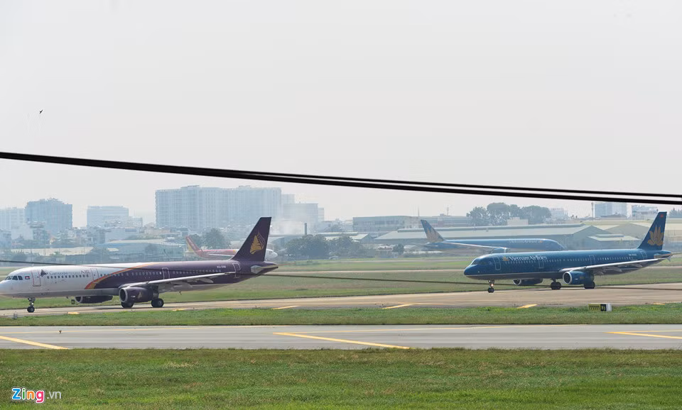 Khu vực nhộn nhịp nhất tại đầu đường cất cánh khi một số chiếc dừng chờ, ở phía xa số khác di chuyển nối đua nhau ra đường băng. Có thời điểm chỉ một đoạn đường ngắn nhưng có đến gần chục chiếc di chuyển chậm trên đường lăn, chuẩn bị cất cánh trong khi trên bầu trời một chiếc khác đang từ từ hạ cánh xuống đường băng.