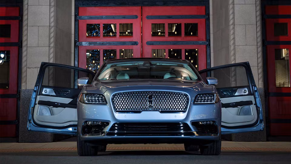 Bên cạnh đó, khách hàng khi mua xe cũng sẽ được sử dụng các dịch vụ Black Label bao gồm chăm sóc xe định kỳ hay những bữa ăn hạng sang tại các nhà hàng danh tiếng.