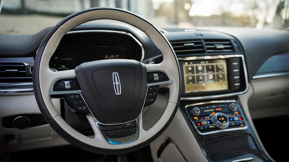 Bên trong khoang nội thất, Continental 80th Anniversary Coach Door Edition mang đến một không gian rộng rãi, sang trọng cùng những chi tiết trang trí làm từ nhôm, gỗ cao cấp. Xe được trang bị màn hình hiển thị kính lái HUD, ghế lái chỉnh điện 30 hướng, hệ thống âm thanh Revel Ultima Audio và công nghệ cách âm chủ động.