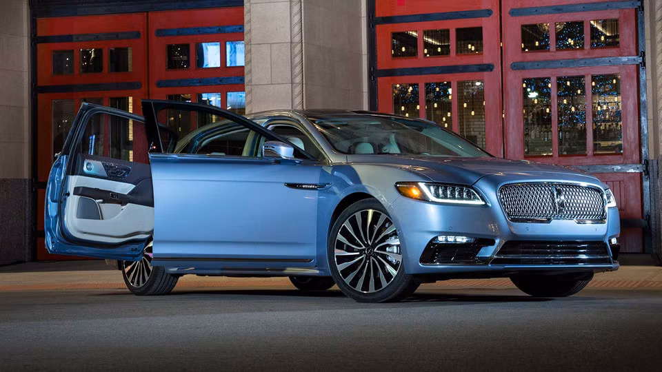 Đúng như tên gọi, Continental 80th Anniversary Coach Door Edition được trang bị hệ thống cửa nghịch mở vuông góc giúp việc tiếp cận hàng ghế sau một cách dễ dàng hơn. Mẫu xe này chỉ được sản xuất giới hạn 80 chiếc cho bản năm 2019 và sẽ có mặt trên thị trường vào mùa hè năm sau. Ngoài ra, thương hiệu con của Ford cũng xác nhận sẽ cho ra mắt một phiên bản nữa vào năm 2020 và cũng chỉ bán với số lượng giới hạn.