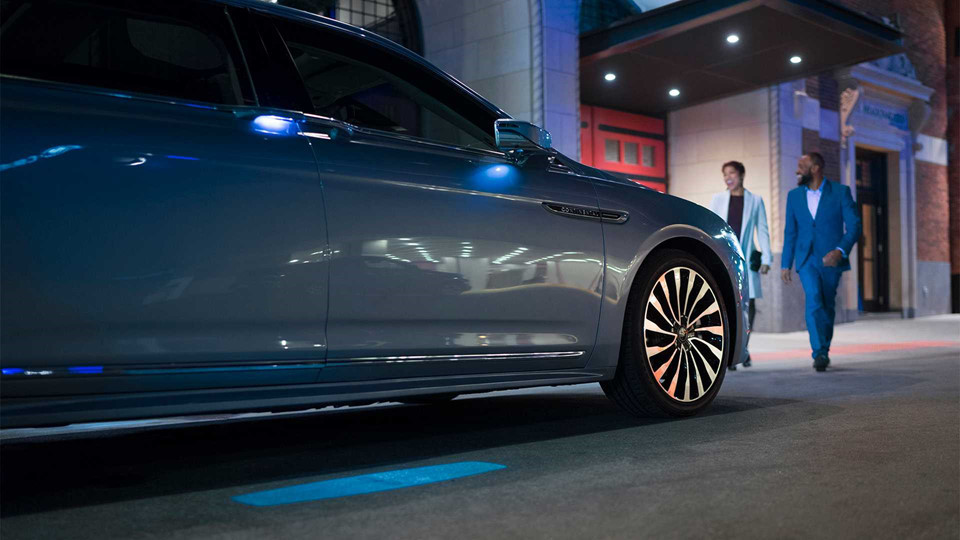 Tay nắm cửa phát sáng và gương chiếu hậu tích hợp đèn rọi biểu tượng của thương hiệu xe sang Lincoln xuống mặt đất tự kích hoạt khi phát hiện người dùng đến gần.