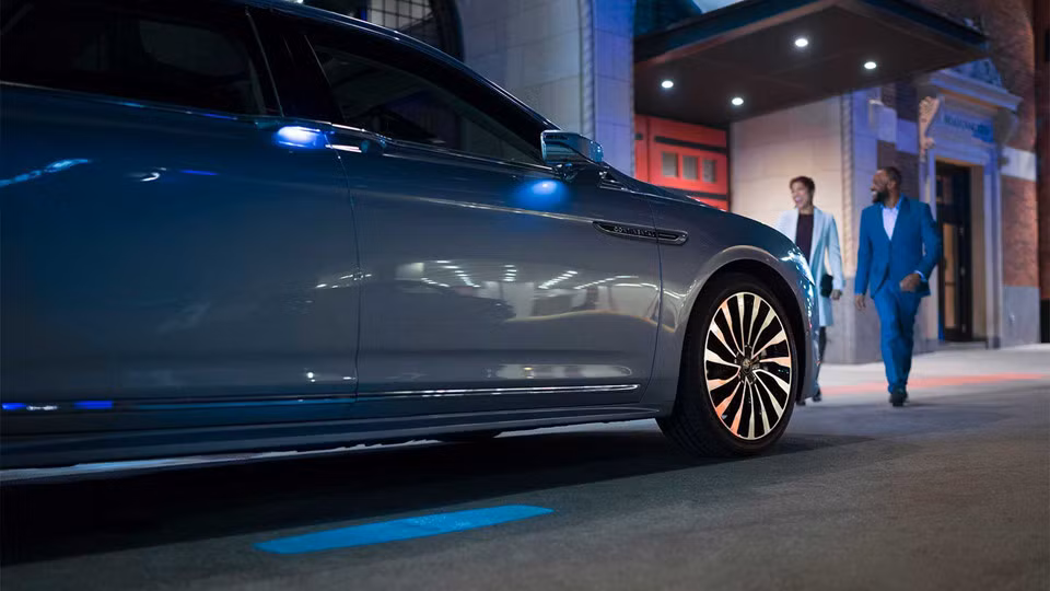 Tay nắm cửa phát sáng và gương chiếu hậu tích hợp đèn rọi biểu tượng của thương hiệu xe sang Lincoln xuống mặt đất tự kích hoạt khi phát hiện người dùng đến gần.