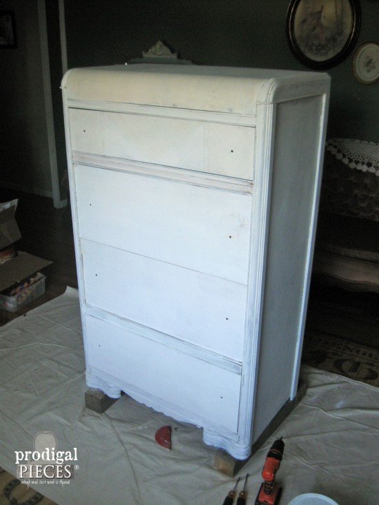 Cô chọn màu sơn trắng và bắt đầu sơn toàn bộ chiếc tủ gỗ. Chiếc tủ giờ đây trông đã sáng hơn và đẹp hơn trước rất nhiều. Nhưng vẫn chưa xong đâu nhé. (Ảnh: prodigalpieces)