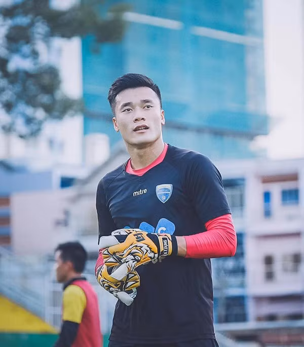 Khi đã từ bỏ giấc mơ bóng đá, thì món quà lại đến với Tiến Dũng khi nhờ lời tác động của các HLV PVF, BLĐ CLB Thanh Hóa tạo cơ hội cho thủ thành này được ăn tập và thử việc tại CLB quê hương. Dù chỉ là thủ môn thứ hai sau Nguyễn Thanh Thắng nhưng Bùi Tiến Dũng vẫn miệt mài tập luyện và lọt vào mắt xanh của HLV Hoàng Anh Tuấn người được chỉ đạo "cầm" U19 Việt Nam tiếp nối thành công của lứa Công Phượng, Xuân Trường và Tuấn Anh.