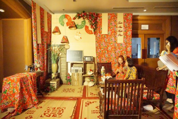 Sau khi diễu hành qua các con phố, các cặp đôi quay lại khách sạn Sheraton Hà Nội. Đây là nơi sẽ diễn ra hội cưới lớn nhất Hà Thành. Các cặp đôi có thể trải nghiệm thử làm cô dâu, chú rể với trang phục, phụ kiện thập niên 80.