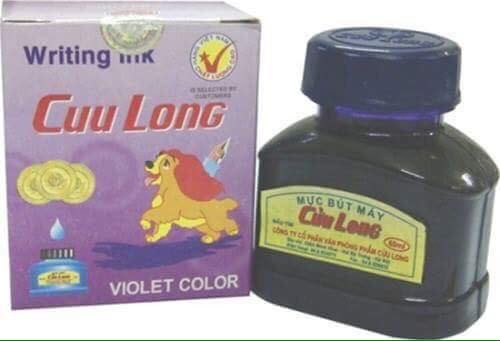 Ngày xưa, lọ mực mang tên "Cửu Long" là vật không thể thiếu trong cặp của mỗi bạn học sinh. Đã từng không ít bạn bị mực đổ lênh láng ra cặp rồi ngấm cả vào sách vở khi không vặn chặt nắp.