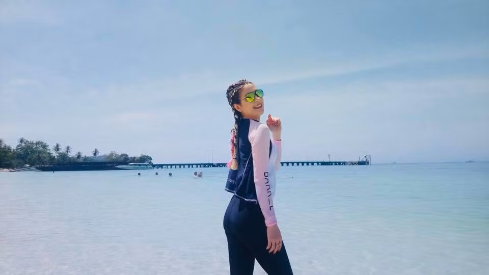 Bên cạnh đó, cũng có một số ý kiến cho rằng dù trở thành đối tượng bàn luận của công chúng song Thu Hằng lại không phải người quyết định mặc gì lên sóng mà đây là tạo hình được xây dựng bởi cả ê kíp chương trình.