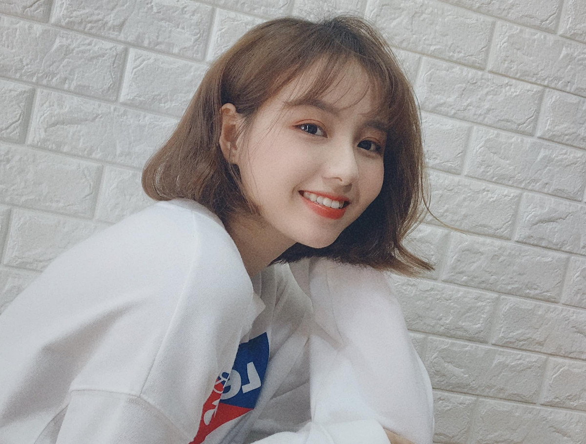 Sau thời gian ít xuất hiện trên MXH, mới đây những hình ảnh của Hồng Hạnh lại một lần nữa được các group trên MXH chia sẻ rầm rộ. Cũng như lần trước, dân mạng lại được dịp dùng những lời khen có cánh để tán thưởng cho nhan sắc của cô hot girl ngành IT này.