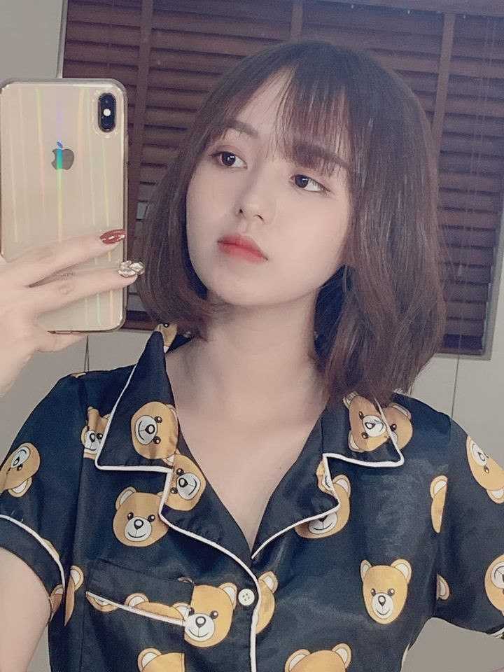 Vốn là một nữ sinh IT xinh đẹp lại là "bông hoa lạ" giữa một “rừng” các bạn nam trong lớp Công nghệ thông tin, Hồng Hạnh luôn nhận được sự ưu ái, giúp đỡ từ các bạn.